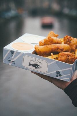 Fish & Fries doos boven de Singel met Amsterdamse grachtenpanden
