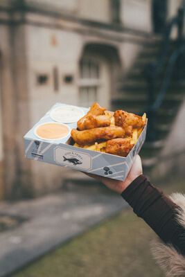 Fish & Fries doos voor een klassiek Amsterdams grachtenpand met stoep