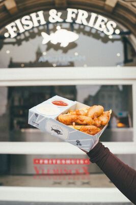 Fish & Fries doos voor de winkel met uithangbord en Vleminckx-merk