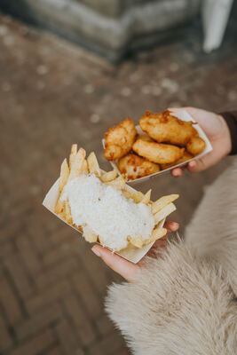 Twee bakjes van boven: Vleminckx friet met Parmezaan en gouden gebakken kabeljauw
